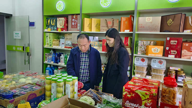 夏曉峰在浙農實業和之豇種業調研